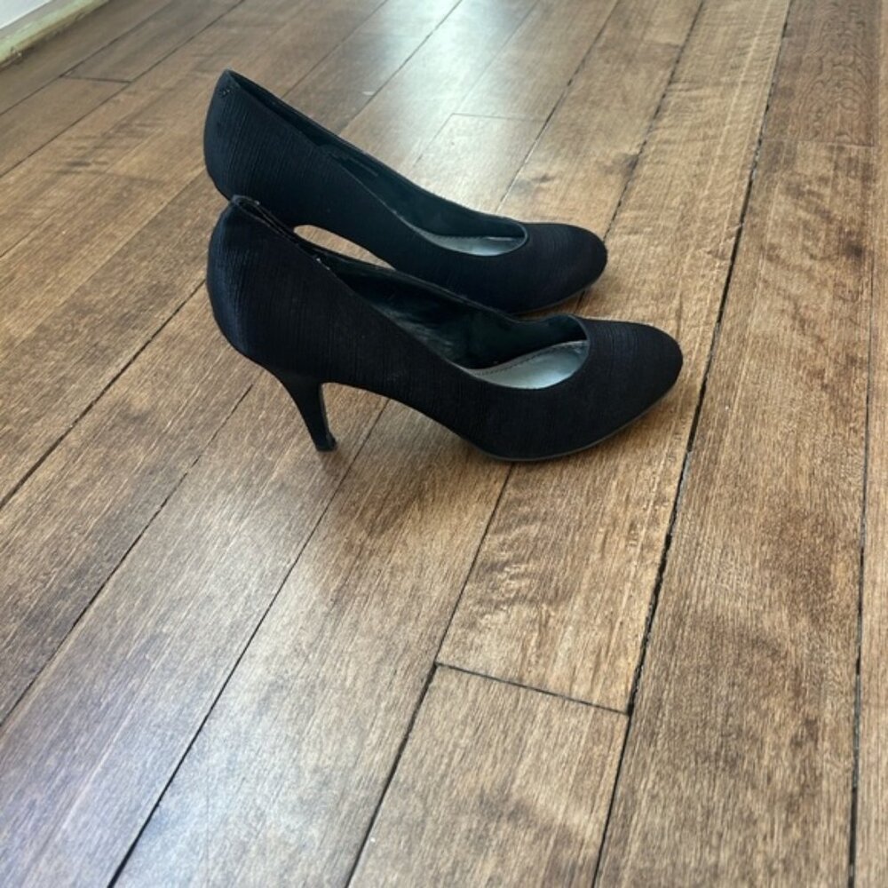 Fergalicious Black Ribbed Mid-Heel Pumps